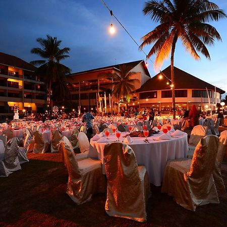 קוצ'ינג Damai Puri Resort & Spa מראה חיצוני תמונה A wedding reception at the Royal Island Resort and Spa