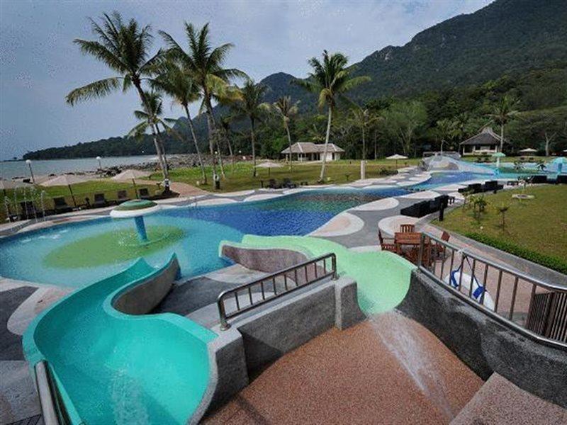 קוצ'ינג Damai Puri Resort & Spa מראה חיצוני תמונה The water park at the resort
