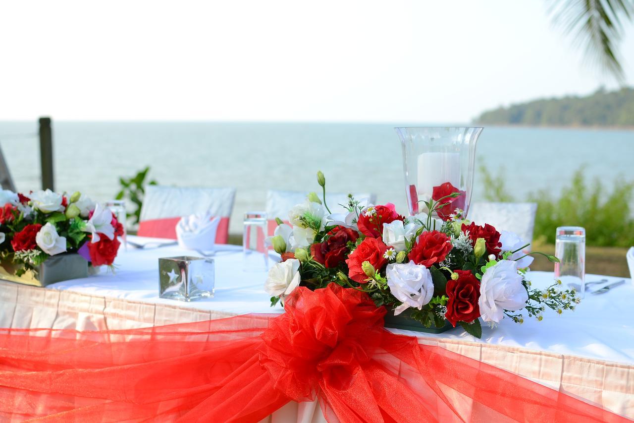 קוצ'ינג Damai Puri Resort & Spa מראה חיצוני תמונה A table decorated for a wedding