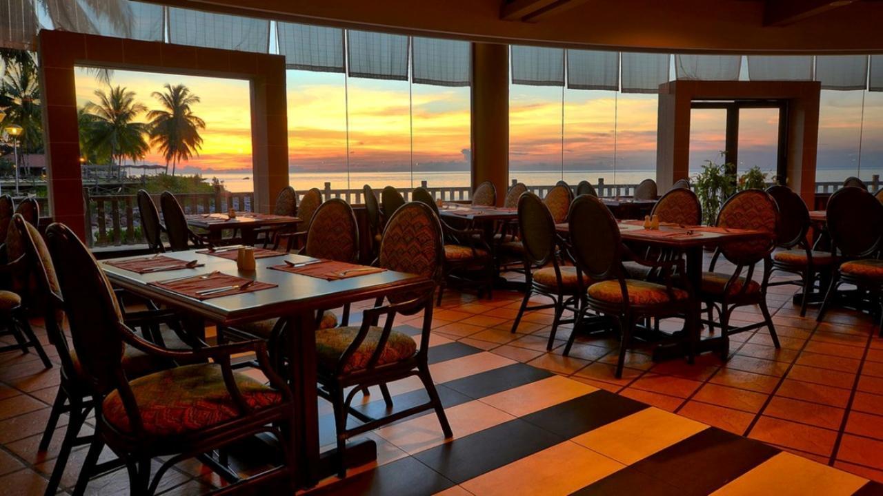 קוצ'ינג Damai Puri Resort & Spa מראה חיצוני תמונה Sunset at the restaurant