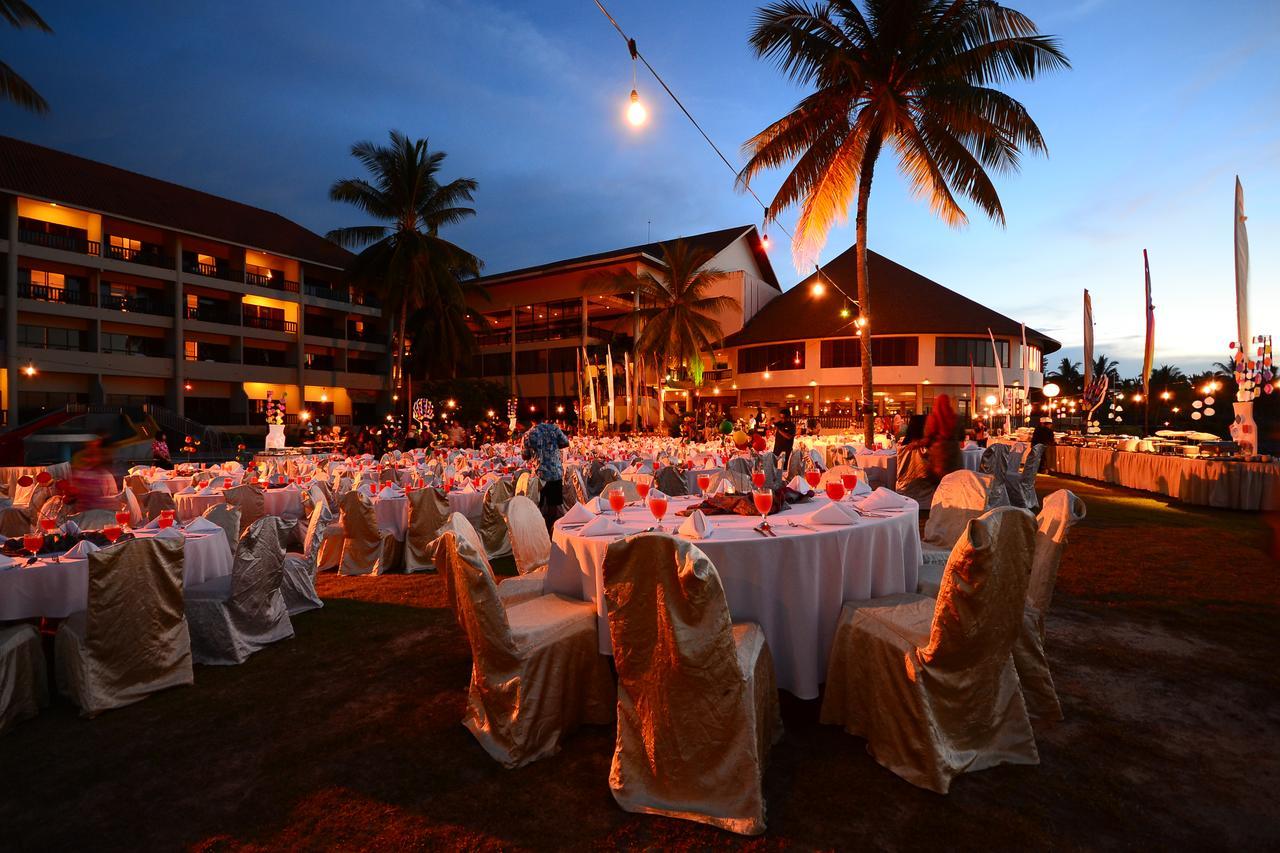 קוצ'ינג Damai Puri Resort & Spa מראה חיצוני תמונה A wedding reception at the Royal Island Resort and Spa