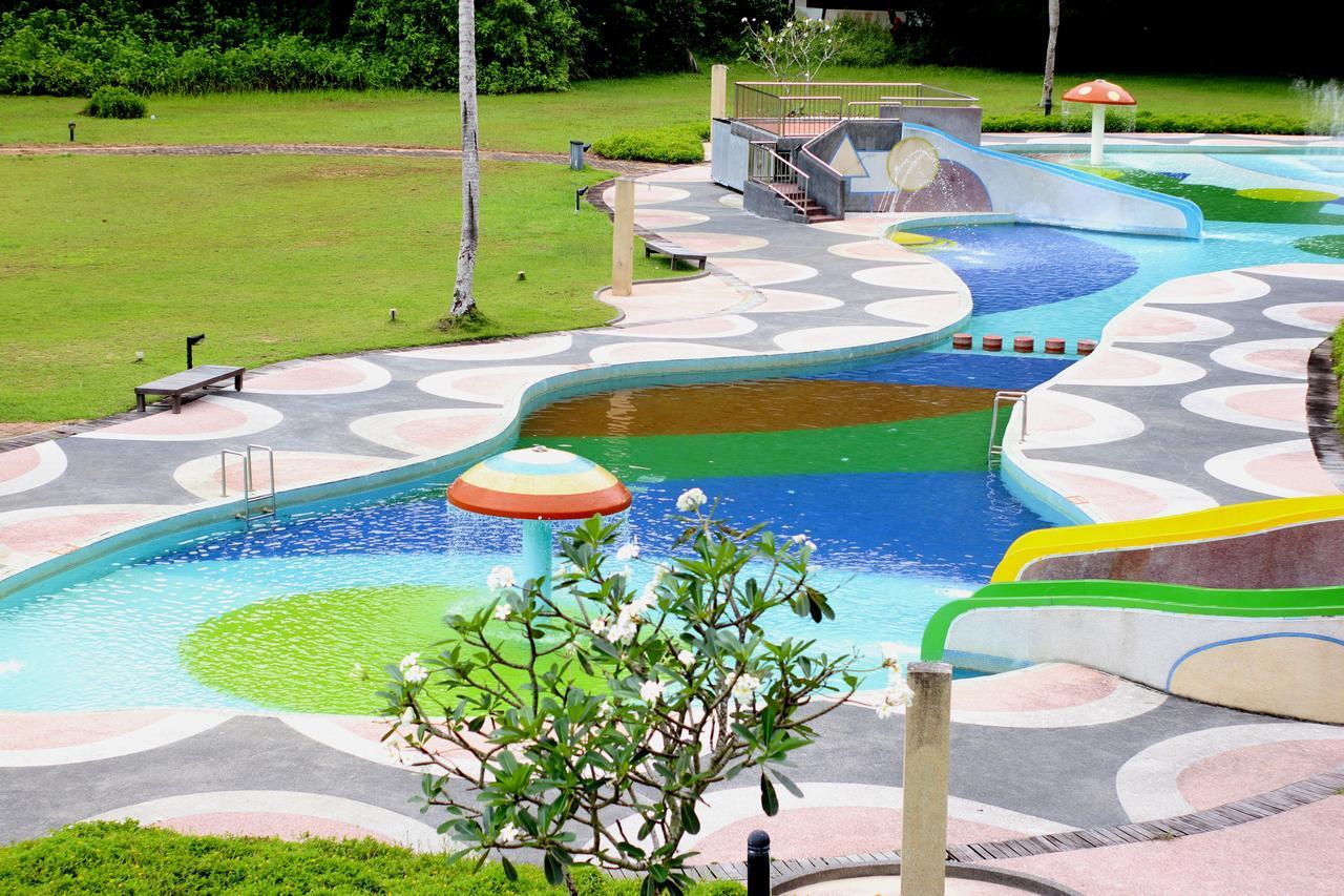 קוצ'ינג Damai Puri Resort & Spa מראה חיצוני תמונה The park's artificial river