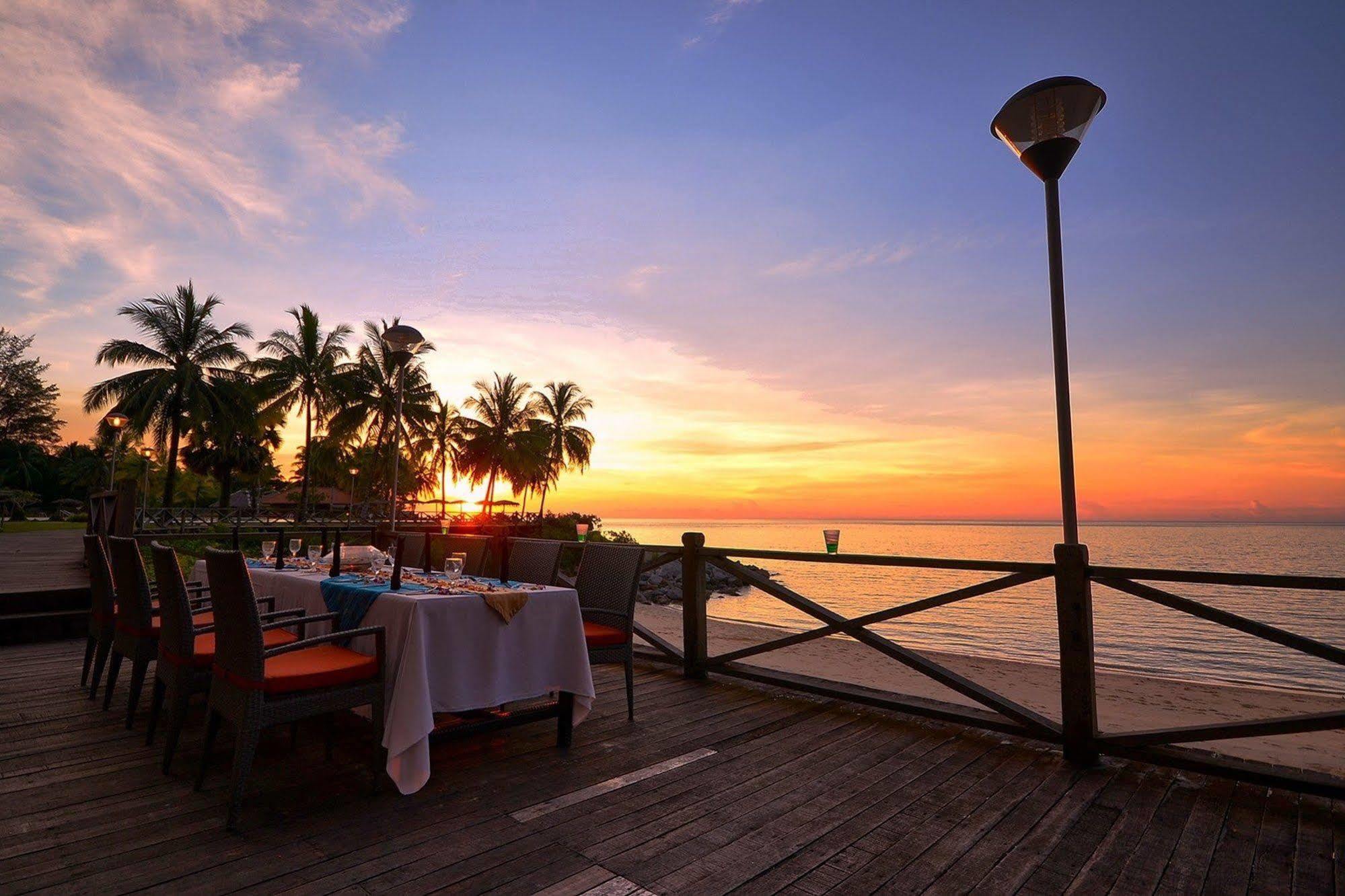 קוצ'ינג Damai Puri Resort & Spa מראה חיצוני תמונה Sunset at the beach